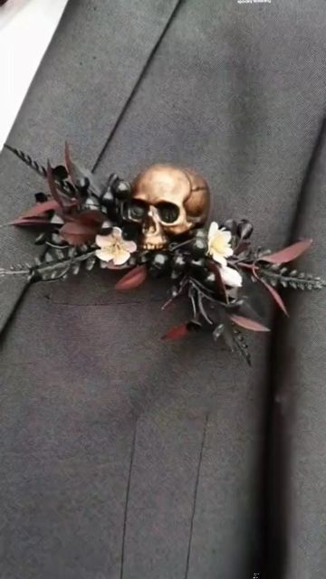 Vintage Goth Wedding Ideas, Gothic Wedding Decorations Diy, Skull Themed Wedding, Goth Wedding Flowers, Gothic Boutonniere, Skull Boutonniere, Skull Flower Bouquet, Skull Wedding Decor, Gothic Wedding Centerpieces