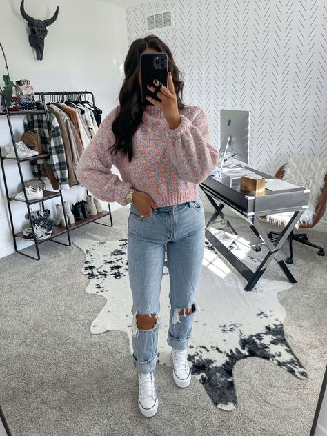 White Casual Outfits For Women, White Platform Converse Outfit, Converse Outfit Winter, Straight Leg Jeans Outfit, Converse Outfit Fall, Light Wash Jeans Outfit, Platform Converse Outfit, Wash Jeans Outfit, Sweater And Jeans Outfit