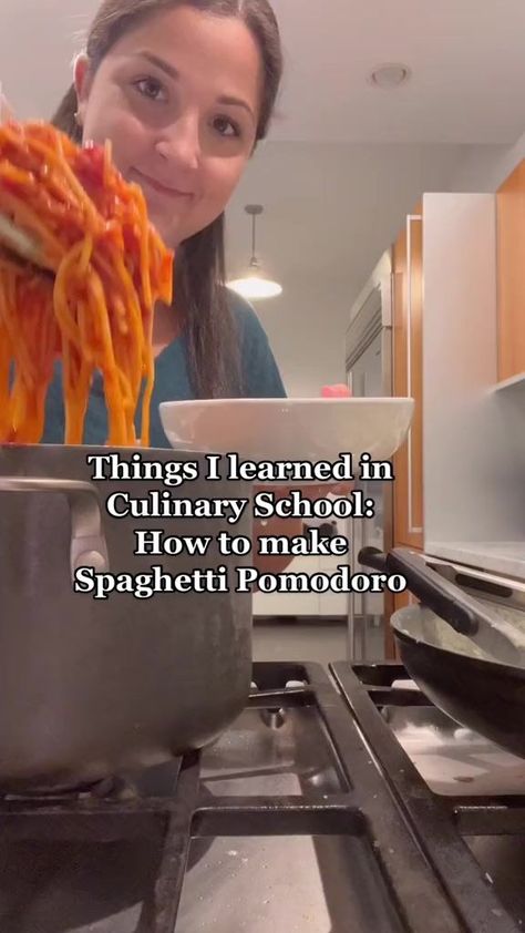 Spaghetti Al Pomodoro, Tiktok Tutorial, Best Spaghetti, How To Make Spaghetti, Recipe Italian, Spaghetti Recipe, Spaghetti Recipes, Food Recepie, Cooking Recipes Desserts