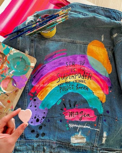 Painted Jean Jacket Ideas, Diy Denim Jacket, Painted Clothes Diy, Hand Painted Denim Jacket, Denim Art, Painted Denim Jacket, Painted Jacket, Diy Jacket, T Shirt Painting