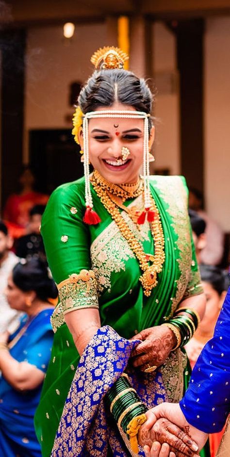 Must-Have Things That A Maharashtrian Bridal Look Can’t Be Complete Without! Marathi Bride Hairstyle, Navari Saree Marathi Bride, Marathi Jewellery, Saree Marriage, Maharashtrian Brides, Long Hair And Short Hair, Marathi Nath, Maharashtrian Bride, Elegant Short Hair