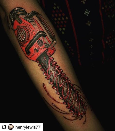 #Repost @henrylewis77 with @repostapp ・・・ This was a fun #brucecampbell #evildead2 walk in tattoo! Thank you Grant! #incognitotattoo #henrylewistattoo #blackandred #chainsaw #formula23 #groovy Traditional Chainsaw Tattoo, Lollipop Chainsaw Tattoo, Leatherface Tattoo Ideas, Chainsaw Tattoo, Texas Chainsaw Mascara Tattoo, Bruce Campbell, Chainsaw, Polynesian Tattoo, Walk In