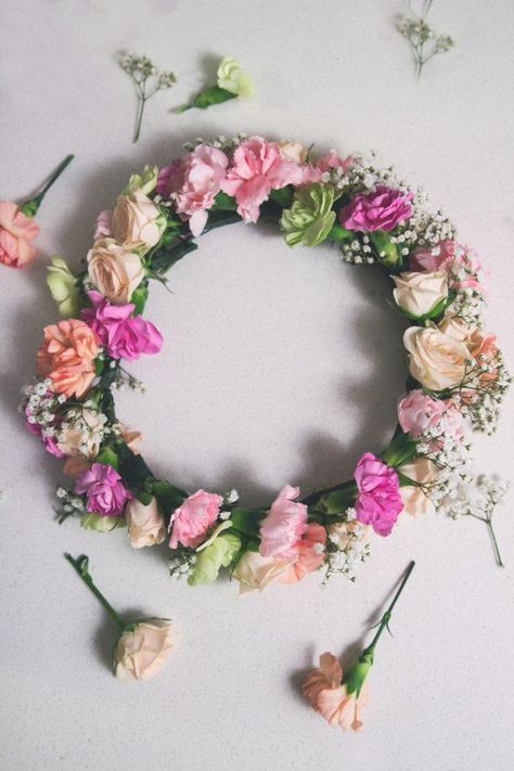 Woodland Princess Flower Crown: This absolutely adorable flower crown is perfect for a cutesy wedding! #wedding #diyweddings Woodland Princess, 90s Wallpaper, Diy Wedding Hair, Diy Flower Crown, Flower Tiara, Diy Crown, Princess Flower, Bridal Flower Crown, Boutonniere Wedding