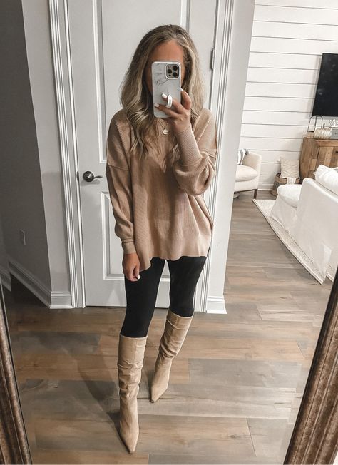 Winter Date Night Outfit Casual, Winter Boots Outfit, Around The House Outfit, Winter Date Night Outfits, Looks Jeans, Everyday Leggings, House Clothes, Family Picture Outfits, Christmas Party Outfits