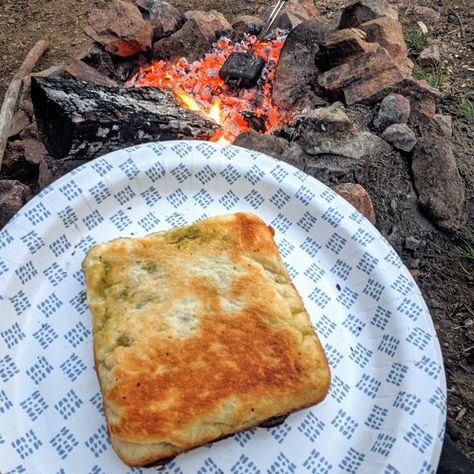 Pie Iron Campfire Pizza Pockets Pie Iron Pizza, Cast Iron Pie, Glamping Recipes, Campfire Pies, Pie Irons, Campfire Pizza, Pie Iron Recipes, Pizza Pies, Pie Iron