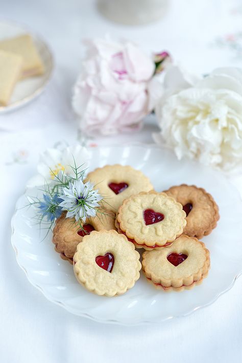 Think we could handle this?? @anniebean98 Classic British biscuits – Jammy Dodgers, Custard Creams and Party Rings Custard Creams, British Tea Party, British Biscuits, Jammy Dodgers, British Party, Easy Biscuit Recipe, Biscuit Sandwich, Biscuits Easy, Sponge Cake Recipes