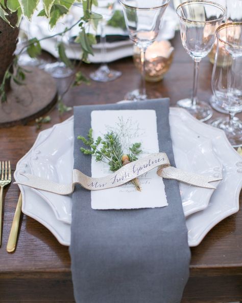 28 Paper Place Card Alternatives That Your Guests Won't Expect Creative Place Cards Wedding, Rustic Napkins, Edible Wedding Favors, Bridal Shower Centerpieces, Wedding Place Settings, Wine Country Wedding, Paper Place, Martha Stewart Weddings, Whimsical Wedding