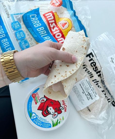 Weight Watchers 101 on Instagram: "3 Point lunch 🤍 0pp Turkey breast 🤍 1pp laughing cow cheese 🤍 2pp mission carb balance tortilla" Laughing Cow Cheese Sandwich, Laughing Cow Cheese Tortilla, Laughing Cow Cheese Recipes Snacks, Laughing Cow Recipes, Laughing Cow Cheese Snacks, Laughing Cow Cheese Recipes, Carb Balance Tortillas, Laughing Cow Cheese, Cow Cheese