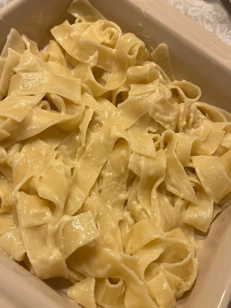 Parmesan Aesthetic, Alfredo Pasta Aesthetic, Fettucini Alfredo Aesthetic, Pasta Aesthetic Alfredo, Fettucini Alfredo Photography, Aesthetic Fettuccine Alfredo, Fetachinne Alfredo, Parmesan Alfredo Sauce, Fetuccini Alfredo