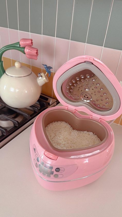 Lovecore Kitchen, Kawaii Kitchen Accessories, Dapur Pink, Kawaii Interior, Webcore Aesthetic, Pink Apartment, Pink Kitchen Decor, Girly Apartment Decor, Cute Furniture