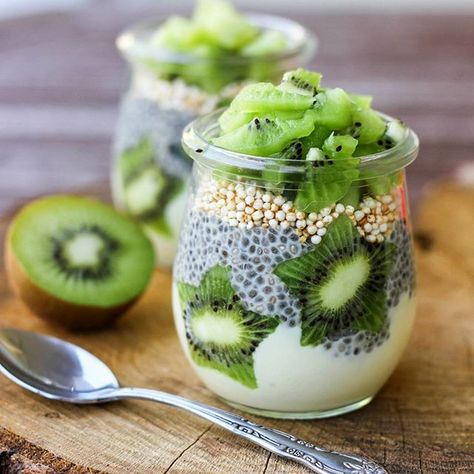 little chia parfaits for breakfast. It's just layered peach soy yogurt, vanilla chia pudding, quinoa pops and kiwi. @endorphilia Quinoa Pops, Chia Parfait, Chia Seed Drinks, Potatoe Recipes, Soy Yogurt, Vanilla Chia Pudding, Kiwi Smoothie, Healthy Greek Yogurt, Diy Cooking