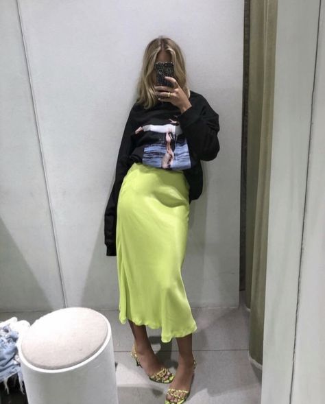 Mode Dope, Neon Outfits, Easy Style, Stil Inspiration, Modieuze Outfits, A Skirt, 가을 패션, Mode Streetwear, Green Skirt