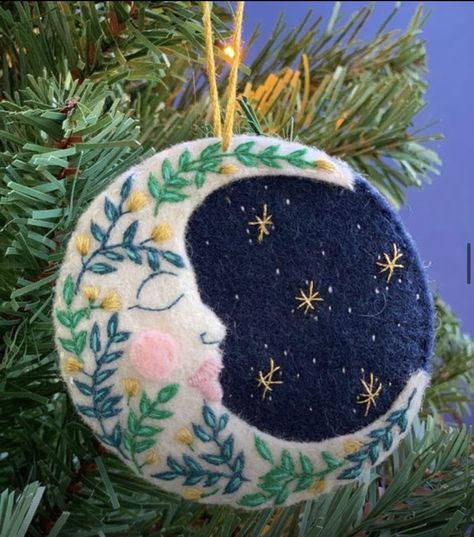 Modern Embroidery Kit, Felt Ornaments Patterns, Felt Crafts Christmas, Felt Embroidery, Felt Decorations, Felt Christmas Ornaments, Modern Embroidery, Christmas Embroidery, Embroidery Kit