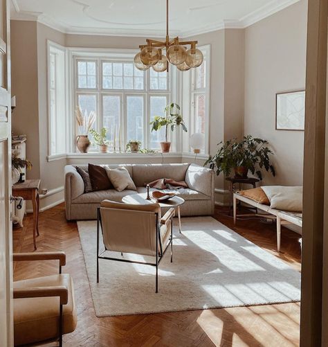 Warm Scandinavian Interior, Swedish Living Room, Warm Minimalist Home, Living Room Bay Window, Bay Window Living Room, My Scandinavian Home, Earthy Living Room, Japandi Living, Living Room Essentials