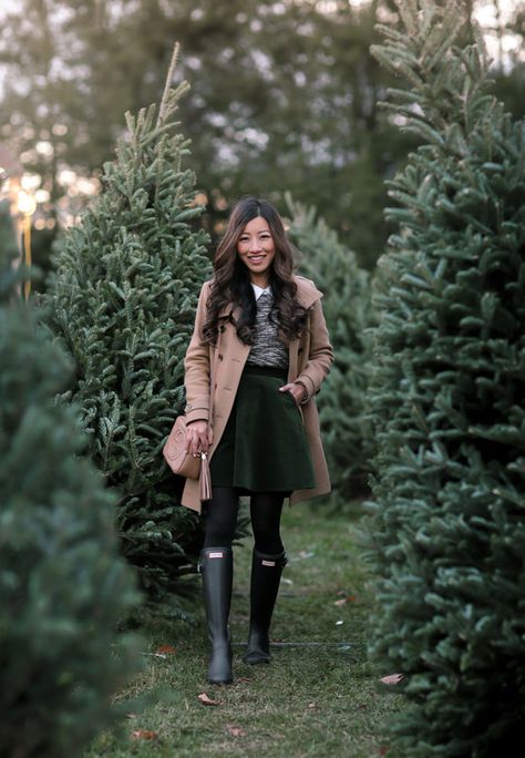 classic winter preppy style // camel wool coat + circle skirt + hunter boots by extra petite Winter Outfits Elegant, Rainy Boots, Estilo Gossip Girl, Rain Boot Outfit, Hunter Boots Outfit, Preppy Mode, Modcloth Skirt, Winter Boots Outfits, Hunter Boot