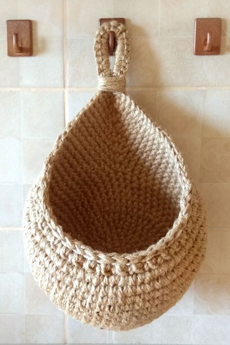 Easy Crochet Basket Patterns for Beginners Macrame Hanging Basket Diy Free Pattern, Crochet Hanging Baskets Free Patterns, Hanging Basket Crochet, Hanging Basket Pattern, Hanging Baskets Diy, Easy Crochet Basket Pattern, Hanging Wall Baskets, Hanging Fruit Baskets, Crochet Hanging