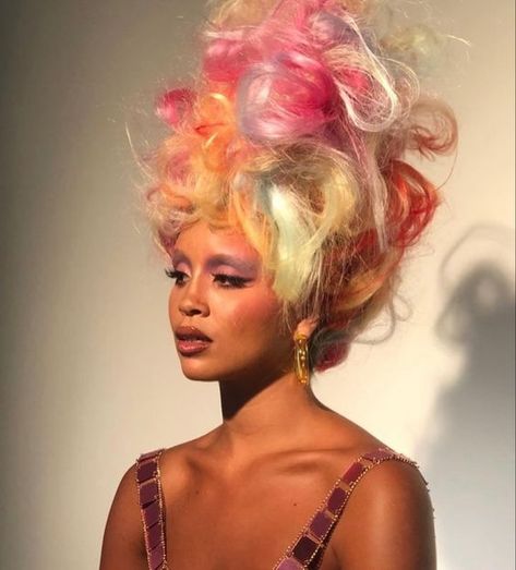 Capitol Hunger Games, Hunger Games Hair, Lion Babe, Hunger Games Fashion, Effie Trinket, Colored Curly Hair, Protective Hairstyles Braids, Model Inspo, Colored Hair