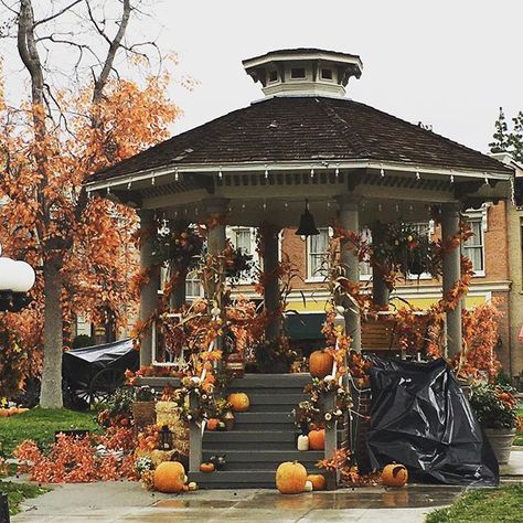 The gazebo covered with pumpkins. #netflix #starshollow #gilmoregirlsrevival #gilmoregirls #warnerbros Stars Hollow Gilmore Girls, Gilmore Girls Seasons, Gilmore Girl, Lorelai Gilmore, Stars Hollow, Season Of The Witch, Rory Gilmore, Best Seasons, Autumn Cozy