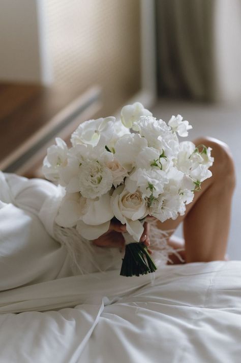 Small Wedding Bouquets, Boquette Flowers, White Bridal Bouquet, Venue Decor, Contemporary Wedding, Wedding Decor Elegant, White Bouquet, Wedding Mood, White Bridal