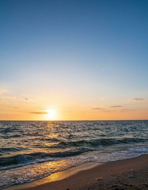 paysage point de vue verticale été mer vent vague cool vacances calme côtier le coucher du soleil ciel lumière Orange d'or soir journée Regardez calme la nature tropical magnifique mer l'eau Voyage bangsaen plage Thaïlande Photo Du Ciel, Photo Ciel, Twenty Twenty, Aesthetic Photo, Dream Life, Love Quotes, Vision Board