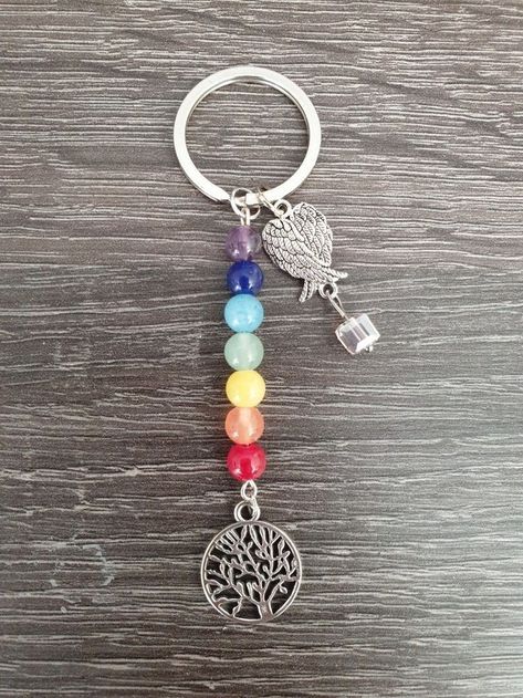 Tree Of Life Keychain Diy, What To Make With Charms, Chakra Jewelry Diy, Bead Keychains Diy, Diy Bead Keychain Ideas, Handmade Keychains Diy Gift Ideas, Diy Keychain Ideas How To Make, Purse Charms Diy How To Make, Handmade Keychains Diy