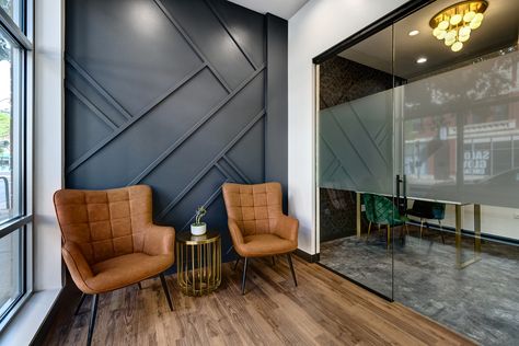 Modern Waiting Area Ideas Office, Modern Office Interiors Lobby, Upscale Office Design, Ofiss Room Design, Black Dental Office Design, White Wall Office Design, Modern Business Interior Design, Reception Area Wall Design, Black And Gold Dental Office