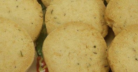 Rosemary Crackers Recipe, Parmesan Crackers, Homemade Crackers Recipe, Homemade Cheese Crackers, Entertaining Appetizers, Savoury Crackers, Thyme Recipes, Savoury Biscuits, Parmesan Crisps