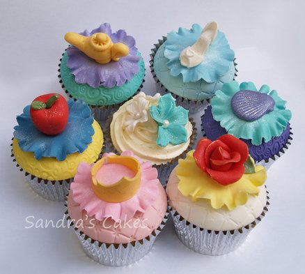 Disney princess cupcakes!  Clockwise from top left: Jasmine, Cinderella, Ariel, Belle, Aurora, Snow White Cupcakes Princesas, Disney Baking, Disney Princess Cupcakes, Disney Cupcakes, Disney Desserts, Disney Princess Cake, Princess Cupcakes, Cupcake Wars, Disney Princess Birthday