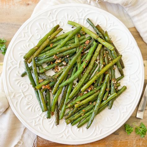 Spanish Garlic Green Beans | Possibly the BEST Green Beans Recipe Cuban Green Beans, Spanish Green Beans, Garlic Flatbread Recipe, Good Green Bean Recipe, Best Green Beans, Garlic Green Bean Recipes, Garlic Flatbread, The Best Green Beans, Green Beans Recipe