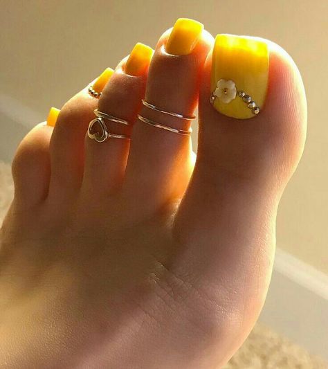 Sunshine on your toes Yellow Toe Nails, Nails Toes, Pedicure Designs Toenails, Nails Yellow, Toe Nail Color, Pretty Toe Nails, Cute Toe Nails, Summer Toe Nails, Toe Nail Designs