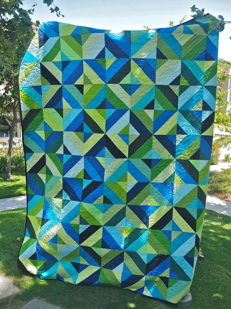 Blue Green Quilt, Green Quilts Ideas, Blue Quilts Ideas, Blue And Green Quilt, Blue Quilt Patterns, Green Quilts, Teal Quilt, Swirly Pattern, Connecting Threads