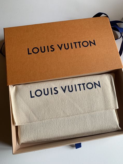 Louis Vuitton Zippy Louis Vuitton Packaging, Jewellery Branding, Lisa Bevere, Louis Vuitton Key Pouch, Packaging Ideas Business, Fashion Packaging, Pouch Packaging, Key Pouch, Louis Vuitton Belt