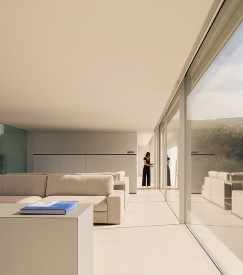 La casa «en el aire» de Fran Silvestre Arquitectos en las costas de Zahara de los Atunes | Experimenta Fran Silvestre, Yacht Interior, Interior Pictures, Valencia Spain, Minimalist Interior, Amazing Architecture, Minimalist Home, Interior Architecture Design, Contemporary House