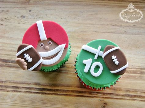 Game Time! Cheer on the Team With These Football Cupcakes | Welcome to the Craftsy Blog! | Bloglovin’ Sports Cupcake Toppers, Superbowl Cake, Football Cupcake, Football Things, Sport Cupcakes, Football Treats, Sports Cakes, Football Cupcakes, Cupcakes Fondant