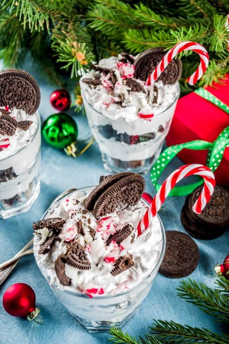 Candy Cane & Oreo Ice Cream Parfaits ~ Mommy's Playbook Oreo Package, Oreo Parfait, Christmas Ice Cream, Ice Cream Sunday, Oreo Ice Cream, Ice Cream Mixture, Parfait Recipes, Paypal Cash, Amazon Gift Card