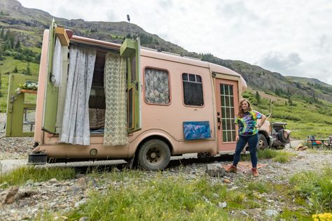 Camper Van Art Studio, Van Art Studio, Rv Art Studio, Tiny House Art Studio, Diy Tiny Home On Wheels, Camper Art Studio, Mini School Bus Conversion, Minivan Living, Tiny Art Studio