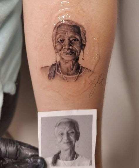 Mini Portrait Tattoo, Portrait Tattoo Ideas Faces, Portrait Tattoo Placement, Memorial Portrait Tattoo, Potrait Tattoo, Portrait Tattoo Sleeve, Memorial Tattoo, Sleeve Tattoos For Women, Black And White Portraits