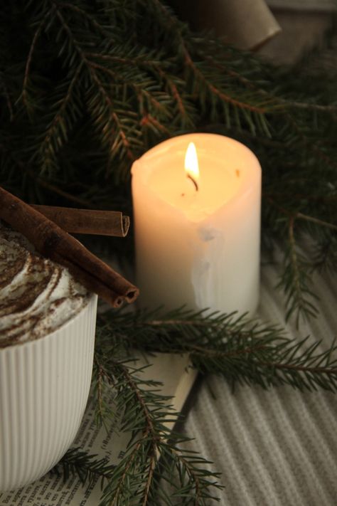 Pillar Candle Aesthetic, Candle Winter Aesthetic, Candle Christmas Aesthetic, Dark December Aesthetic, Christmas Candle Aesthetic, Green Winter Aesthetic, Winter Candle Aesthetic, Christmas Aesthetic Green, Warm Winter Aesthetic