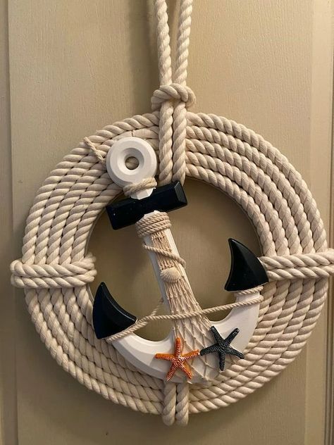 Halloween Paintings On Canvas, Rope Wreath Diy, Nautical Decor Diy, Decor Marin, Nautical Ideas, Beach Crafts Diy, Rope Wreath, Beach Themed Crafts, Beach Craft