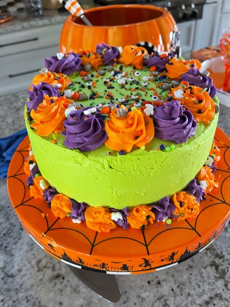 Haloween Cakes, Halloween Food Treats, Fun Cakes, Halloween Sweets, Cake Shapes, Halloween Food, Halloween Cakes, Fancy Cakes, Halloween Birthday