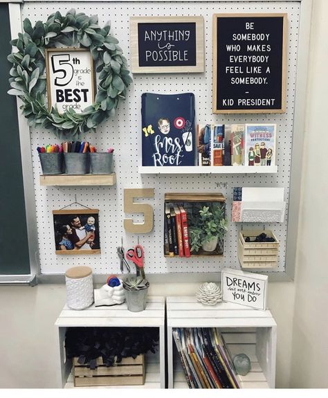 Elementary Classroom Themes, Classroom Organization Elementary, Classroom Makeover, Teachers Corner, 5th Grade Classroom, Classroom Organisation, Habits For Success, Year 5, Tips For Students