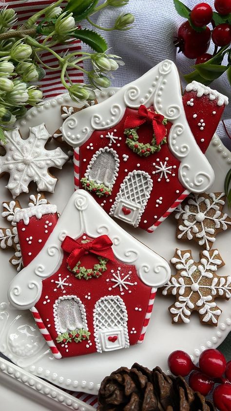 Decoracion Navidad Diy, Christmas Sugar Cookies Decorated, Cute Christmas Cookies, Gingerbread Christmas Decor, Christmas Gingerbread House, Xmas Cookies, Fancy Cookies, Christmas Cookies Decorated, Christmas Sugar Cookies