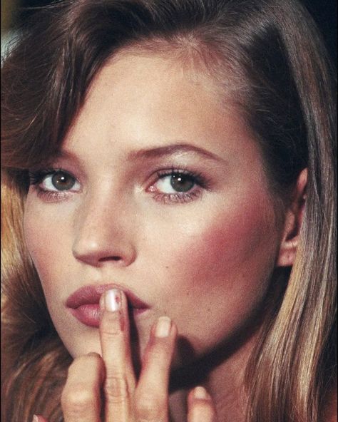 Throwing it back to the 80s with Kate Moss—timeless beauty and effortless cool. 🌟 Follow @oldmoneycentury for more 💌 #VintageVibes #KateMoss #80sIcon #katemossstyle #liliamoss #itgirls #80dayobsession 80s Icons, Kate Moss 90s, Alena Shishkova, Lila Moss, Kate Moss Style, Queen Kate, Claudia Schiffer, Highlighter Makeup, Kate Moss