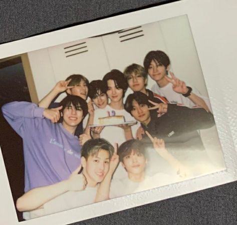 #CRAVITY #KPOP #LUVITY #MINHEE #HYEONGJUN #WOOBIN #JUNGMO #SERIM #ALLEN #TAEYOUNG #SEONGMIN #WONJIN Korean Pop Idol, Woo Bin, Group Photo, Boy Band, Iconic Photos, Group Photos, Starship Entertainment, Korean Pop, Boys Who