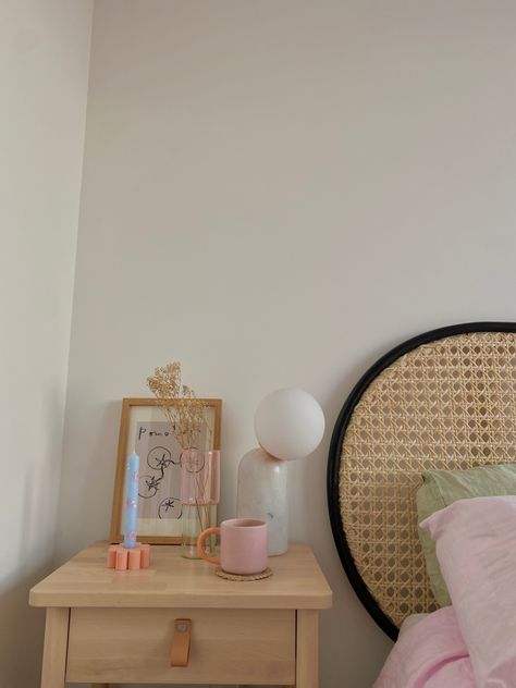 Scandi Girls Bedroom, Minimalist Bedroom Pastel, Pastel Scandinavian Bedroom, Dresser Decor Bedroom Ideas, Pastel Minimalist Room, Modern Pastel Bedroom, Pastel Bedroom Aesthetic, Scandi Bedroom Decor, Classic Luxury Living Room