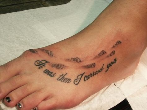 "It was then I carried you" My favorite quote, definitely getting this on my right foot, just in a different spot without the footprints <3 Footprints In The Sand Tattoo, Rose Tattoo Black, Poem Tattoo, Tattoos Pinterest, O Tattoo, Foot Tattoos For Women, Tattoos For Daughters, Foot Tattoo, Great Tattoos