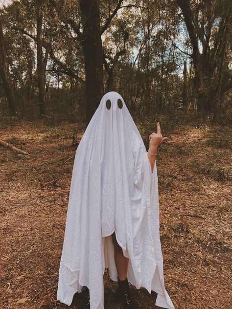 ghosted (literally) Halloween Tiktok, Ghost Trend, Ghost Photoshoot, Ghost Photography, Sheet Ghost, Halloween Photography, Ghost Pictures, Ghost Photos, Photographs Ideas