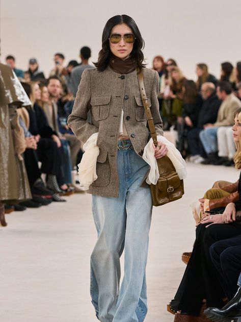 Fall 2024 Fashion Trends: The 10 Biggest Styles From the Runways Chloe Fashion, Jeans Trend, Fall Runway, Ladylike Style, Paris Mode, Moda Paris, Outfit Jeans, Runway Trends, How To Make Clothes