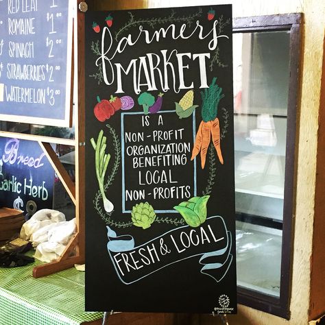 Custom hand lettered sign for farmers market on chalkboard. By @thecraftingcasa Farmers Market Sign Ideas, Chalkboard Price Signs, Farmers Market Chalkboard Sign, Farm Stand Signs Ideas, Market Chalkboard Sign, Farmers Market Signage, Fresh Produce Sign, Studio Entrance, Chalk Art Signs