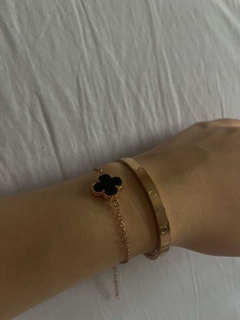 Black And Gold Van Cleef, Black Van Cleef Bracelet, Van Cleef Bracelet Gold, Gold Van Cleef Bracelet, Black Van Cleef, Gold Cartier Bracelet, Expensive Jewlery, Van Cleef Bracelet, Cleef Bracelet